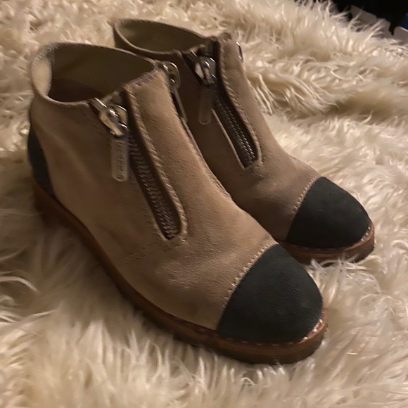 Chanel shoes - Picture 3 of 4